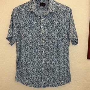 Men’s UNTUCKit blue paisley shirt sleeve shirt size medium slim fit.